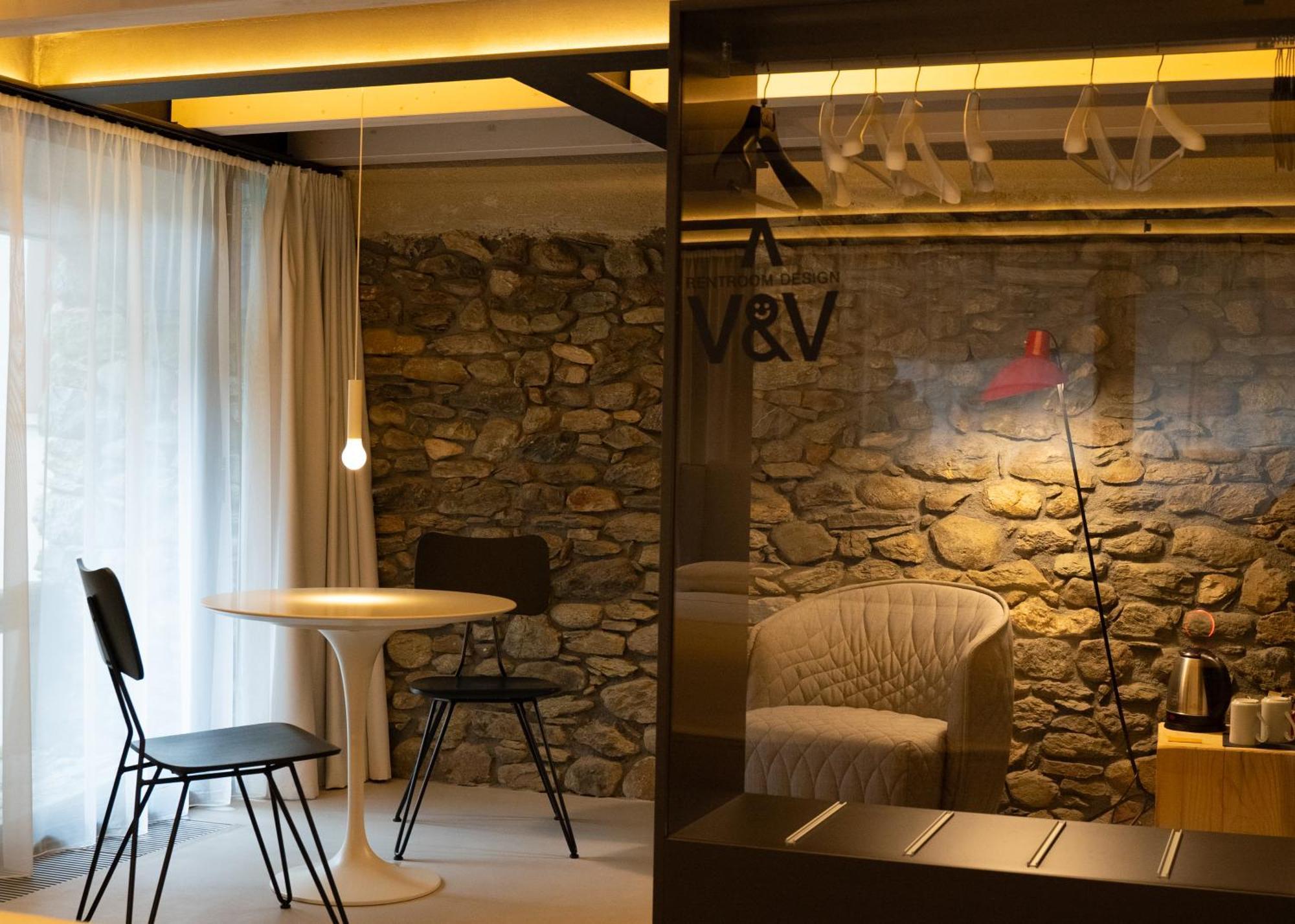 V&V Rentroom Design Gignod Luaran gambar